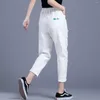 Kvinnors jeans vita för våren och hösten capreis 2023 rivna byxor