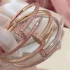 Un créateur d'ongles chinois en argent 925 de haute qualité crée un ensemble de diamants sans allergie pour femmes plaqués sous vide, des bijoux exquis, un cadeau d'anniversaire de fête