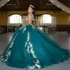 Luxury Shiny Green V-Neck Quinceanera Dresses Ball Gown Pärlor Guldapplikationer Spets Sweet 16 Dress Lace-Up Party Dresses