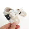 Första vandrare mode babyskor födda flickor pojkar mjuk anti slip pu mocka läder sneakers hårt ensamför förbipasserande 018m 230825