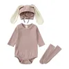 Conjuntos de ropa Bunny Baby Girl Boys Romper Ropa Sombrero Calcetines 3 piezas Conjuntos para nacido Oreja de conejo Algodón Sólido Acanalado Traje infantil Trajes 230825