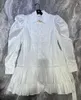 Casual Dresses 2023 Slå ner krage puffhylsa tung pärlpärlpärlad mutli-skikt ruffles kort klänning vit