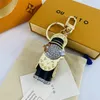 2023 Gifts Sliver Keychains Brand Designer Key Chain Mens Luxury Keyring Women Buckle Keychain Handmade Men Women Metal Pendant Accessories Multicolor