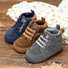 First Walkers Baby Shoes Boy Born Born infant toddler casual comfor cotone sole antislip pudle cuoio striscia criccale mocassini 230825
