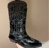 Bestickte Western-Cowboy-Stiefeletten. Spitze Zehenkappe. Sohlenfabrik-Schuhwerk aus texanischem Leder