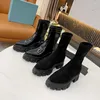 Luxuriöse kniehohe Designer-Stiefel von Naked Wolfe Spice, schwarze Stretch-Stiefeletten. Umfang: Stretch-Futter aus Stoff dehnt das Obermaterial. Plateau-Stiefeletten mit hohem Absatz