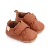 Primeiros caminhantes nascidos sapatos de bebê menino menina de couro clássico sola de borracha Antislip infantil mocassins 230825