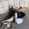 Sapatos clássicos Europ de marca feminina de couro 10 cm de salto alto sandália designer senhora carta impressão couro tira no tornozelo sola de borracha frente traseira cinta fivela