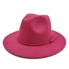 Breda randen hattar hink enkel och klassisk fedora jazzhatt män kvinnor kände brittiska retro färgglada bandtillbehör 230825