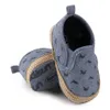 Primeros caminantes Zapatos de bebé para bebés recién nacidos Niños Niñas Bebés pequeños Primeros caminantes Zapatillas de deporte Suela suave Antideslizante Zapatilla de deporte informal Cuna L0826