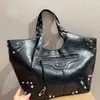 Eerste laag koeienhuid lederen draagtassen Punk grote capaciteit bakken Luxe designer tas Grote klinknagel schoudertas Topkwaliteit modieuze crossbody artwork schouders