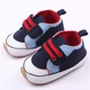 Pierwsze spacerowiczów maluch małych chłopców buty miękkie oddychające buty dla obuwia dla noworodków niemowlęcia niemowlęcia trampki L0826