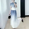 Arbeitskleider Miyake Gradient Plissee Anzug Damen Sommer 2023 Slim Show Top Rock Swing Zweiteiliges Set High-End-Mode