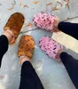 2024 Designer Luxury Fur Pantofole Moda Donna Slide Fluffy Peluche ACCOGLIENTE PIATTO COMFORT ZOCCOLO Mulo Fiori piatti Pantofola calda Scarpe casual Muli Sandalo invernale Scuffs