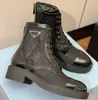 Dreieckige Stiefeletten aus gebürstetem Leder und Mesh mit flachem Absatz und spitzer Zehenpartie. Luxus-Designer für Damen. Hochwertige, modische, lässige Western-Schuhe