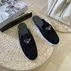 Mocassins de couro de camurça mula sapatos casuais sabots Giz Branco Sabot em pelle scamosciata Chaussures en daim Ecru Mocassins de designer de logotipo de triângulo de metal esmaltado 01