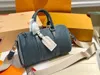 エレガントで控えめな外観のデザインと広々としたボディを備えたデニムの枕バッグは、実用性を追加します