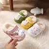 Slipper 06y Kinder Maultiere Clogs Winter Jungen Mädchen Sandalen Flach Kaninchen Cartoon süße Strandruhrschuhe Fügen Sie Wolle Kinder Gartenschuhe HC18 230825 hinzu