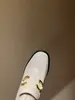 G salto grosso Chelsea elástico slim fit botas curtas com design elástico para fácil calçar e tirar estilo casual fivela de metal decoração botas de pele de carneiro com zíper lateral