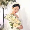 Fermagli per capelli PEORCHID Copricapo da sposa coreano Accessori da sposa Novia Fascia per capelli fatta a mano con fiori di raso per le donne Disponibile