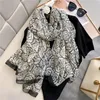 Sciarpe Donna Seta di lusso Sation Stampa Stole da spiaggia Pashmina Bufannda Donna Estate Designer Fascia per capelli Scialle Hijab Avvolge Echarpe 230825