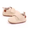 Primeiros caminhantes nascidos sapatos de bebê menino menina de couro clássico sola de borracha Antislip infantil mocassins 230825