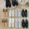 Mocassins de couro de camurça mula sapatos casuais sabots Giz Branco Sabot em pelle scamosciata Chaussures en daim Ecru Mocassins de designer de logotipo de triângulo de metal esmaltado 01