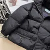 다운 재킷 겨울 코트 디자이너 복자 재킷 여자 빵 의류 긴 슬리브 까마귀 의류 잘못 정렬 된 허리 버클 디자인 짧은 따뜻한 재킷 여성 코트