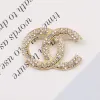 Luxe Dames Designer Merk Letter Broches 18K Vergulde Inleg Vintage Strass Broche Parel Pin Mannen Trouwen Bruiloft Trui Doek