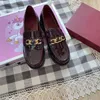 Chaussures décontractées de créateur pour femmes, robe Derby, chaussures de printemps, une seule pièce en cuir brillant, baskets noires, baskets brossées, chaussures en cuir