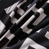 Ensembles de literie Ensemble de literie noir de luxe reine roi simple pleine taille linge de lit en Polyester ensemble de housse de couette moderne oiseau Plaid Anime avec taie d'oreiller 230825