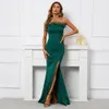 Robes sexy urbaines YIDINGZS 2023 épaules dénudées plume longue fente robe en satin longueur au sol couleur verte soirée Maxi célébrité 230825