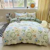 Set di biancheria da letto Copripiumino in lenzuolo spazzolato ispessito con figura di fiore piccolo Set regalo da 4 pezzi per studente autunno e inverno