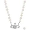 Pendentif Colliers Designer Haute Définition Western Empress Dowager Collier de perles Femmes Classique Lumière Polyvalente Même style Viv Dhzq2