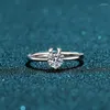 Bagues de cluster Geoki 925 Sterling Silver Mignon Rond Coupe Parfaite 0,5 Ct Mossanite Cerf Bague Femmes Réel Passé Diamant Test Bijoux De Fiançailles