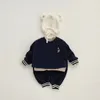 Mamelucos primavera otoño niño niña niño traje casual lindo oso o-cuello manga larga sudaderas de lana pantalones de chándal niños 2 piezas conjunto E22152 230825