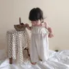 Rompers幼児の子供の女の子の服ソリッドプリンセスオーバーオーズ幼児のノースリーブジャンプスーツワンピース夏の女の子サンスーツ服230825