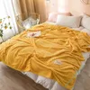 ベッド用の毛布固体黄色の柔らかい暖かい300GSM格子縞の四角いフランネル毛布の厚さスローL230825