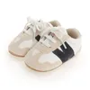 Första vandrare mode babyskor födda flickor pojkar mjuk anti slip pu mocka läder sneakers hårt ensamför förbipasserande 018m 230825