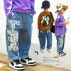 Moda Ragazzi jeans stampati con lettera pantaloni per bambini doppia tasca elastica in vita 2023 pantaloni autunnali larghi da cowboy casual per bambini Z3655