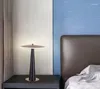 Masa lambaları Yaratıcı Modern Lamba Basit Kişiselleştirilmiş Flying Saucer Işık Model Odası Oturma Odası Çalışma Metal Akrilik