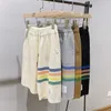 Mäns shorts 2023 Ny TB Spring/Summer Färgglada randiga stickade ishempshorts Löst rak ärm Capris Herr- och kvinnors avslappnade parbyxor