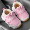 Första vandrare 2023 Baby Winter Warm Shoes Girl Boys First Walkers Soft Sole Children Toddlers Sneakers 1-3 år gamla Plush Kids Shoes CSH1190 L0826