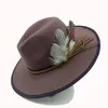 Breda randen hattar hink vintage fedora hatt fjädermens och kvinnor jazz bindande färg ull mode panama kyrka grossist 230825