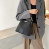 新しいスエードショルダーバッグ女性カジュアルスプリットレザー女性ハンドバッグ女性デザイナーメッセンジャーバッグサック用シンプルなクロスボディバッグ