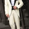 メンズスーツ2ピースメンズテールコートとベージュのパンツカスタムマンファッショングルームタキシードブラックピークラペルコスチュームジャケット
