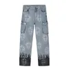 Męskie dżinsy punkowe dżinsowe spodnie Mężczyźni harajuku płomień krzyżowy blok kolorowy w lupgy dżinsy męskie proste spodnie multi-pockets jesienne zima 230827