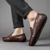 Sapatos de vestido de inverno mocassins masculinos confortáveis planos casuais homens respirável deslizamento de couro macio pelúcia dirigindo pele homem mocassins 230826