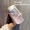 Bouteilles d'eau transparentes sans BPA, petite bouteille de marguerite givrée créative avec tasse à corde portable