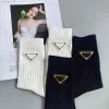 Calcetines de diseñador para hombres y mujeres, calcetín transpirable de algodón con logotipo de cuero y metal, calcetines de moda